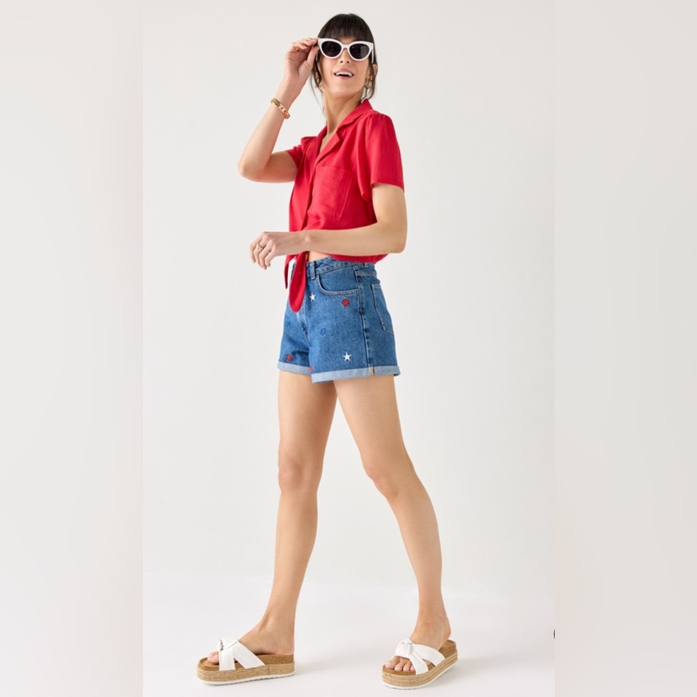 New Francesca’s Red Tie Front Button Down Cropped Top  Blouse - Picture 3 of 6